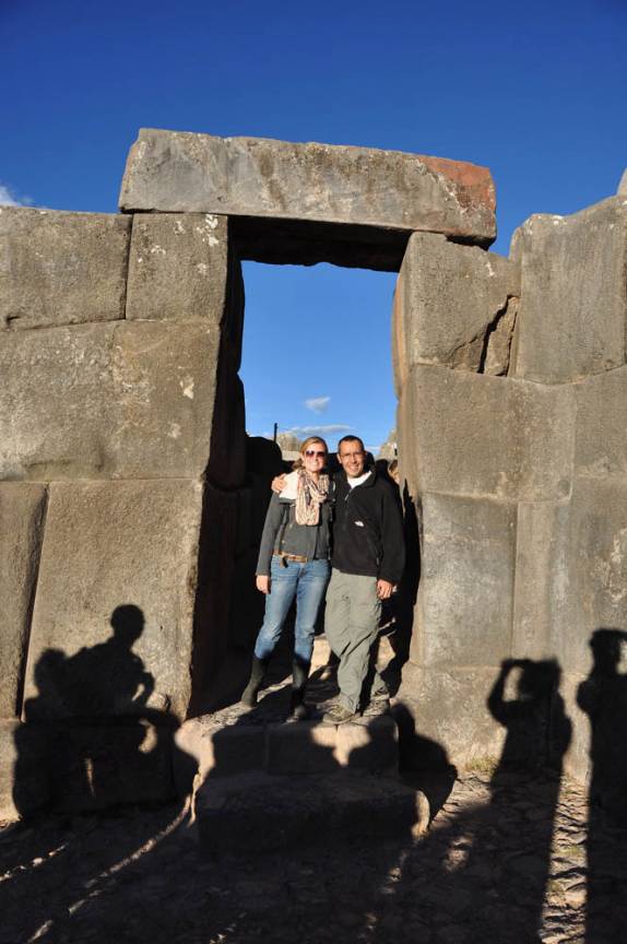 O casal 1000dias assediado por fotógrafos durante visita às ruínas de Saqsaywamán, em Cusco, no Peru